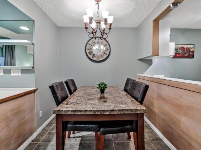 New! Cozy Rocky Mountain Chalet Managed By Little Sister Getaways Canmore Exterior foto